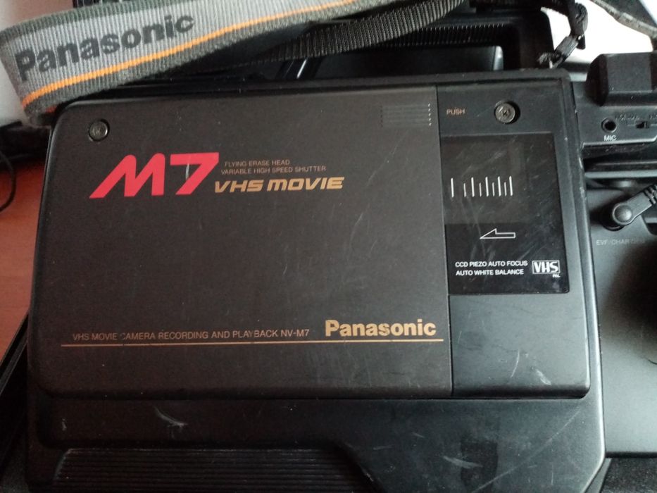 PANASONIC NV-M7EG VHS проф.камера пълен комплект с оригинален куфар