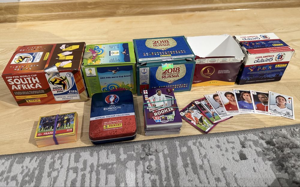 Футболни карти и стикери Panini и Topps различни видове