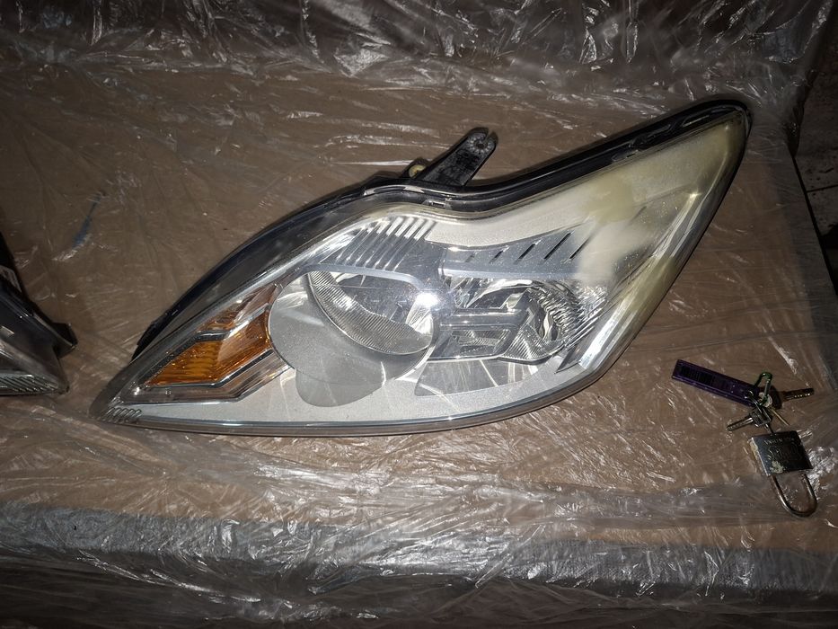 Faruri Ford Focus 2 Facelift  cu mici defecte