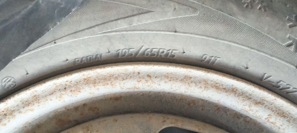 Продам резины зимние с дисками 195/65R15