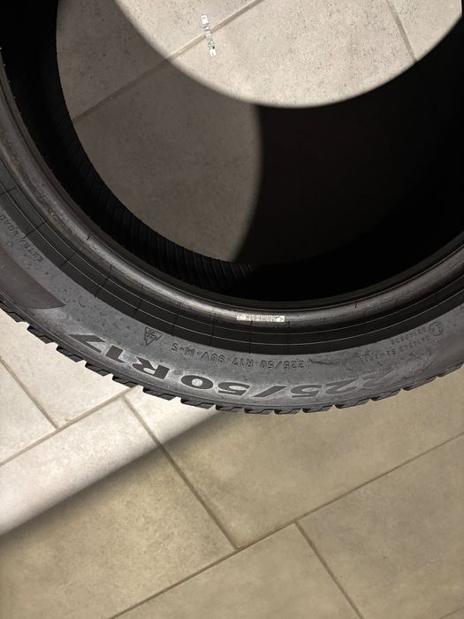 Vând anvelope iarna pirelli 225 50 17