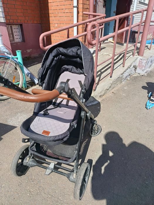 Продам недорого детскую  коляску ,два в одном