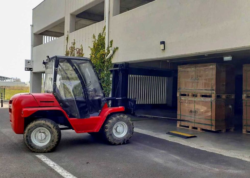 Inchirieri Stivuitoare 4x4 Sarcina 2 - 27 Tone. Inchiriez Stivuitor.