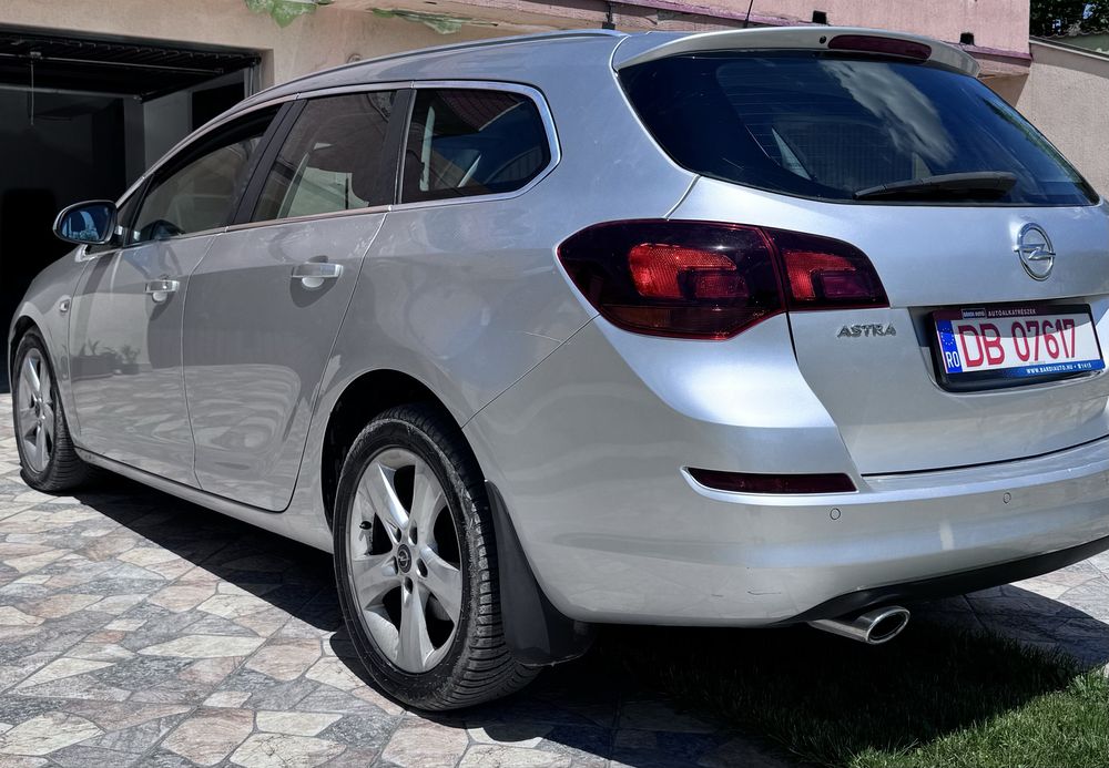 Opel Astra Tourer 2011