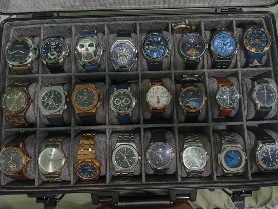 Часы обсолютно новые в комплекте с чемоданом вообщем 48  шт