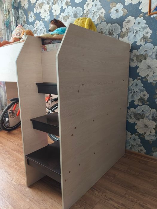 Продам кровать с полками