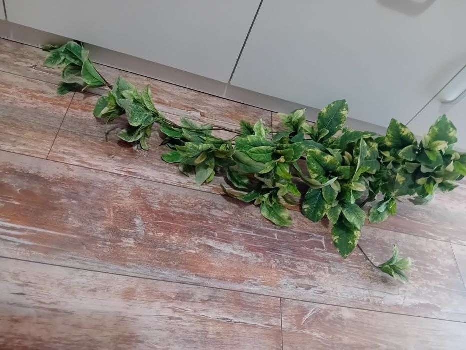 Красиво изкуствено цвете с меки и  регулиращи се листа и клонки