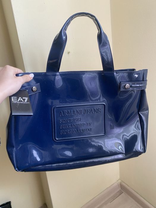 Geantă Armani Jeans bleumarin lucios – modernă & practică