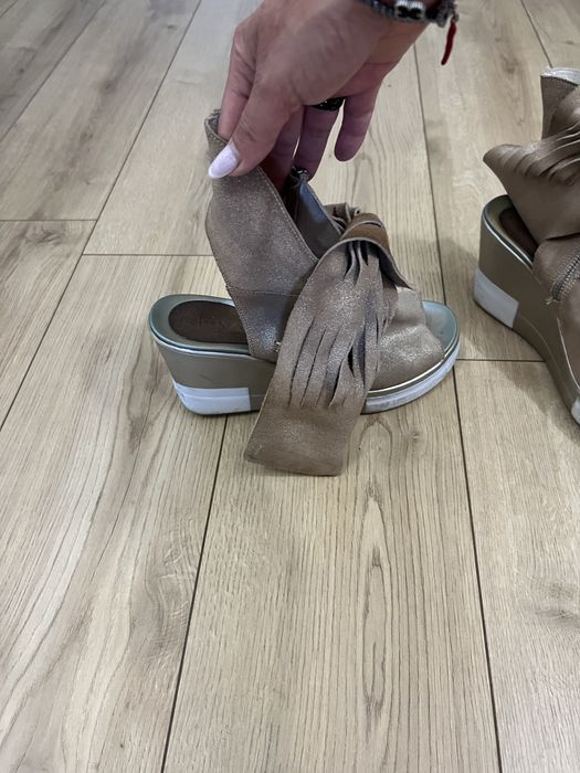 Истествено кожа златисти сандали NAVY