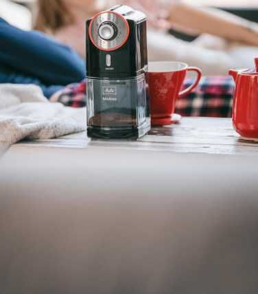 Електрическа кафемелачка Molino, черна/червена