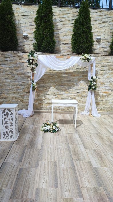 Конструкция с украса и арки за изнесен ритуал