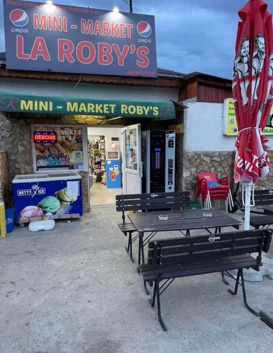 Se vand 3 spatii comerciale + casa la rosu +curte