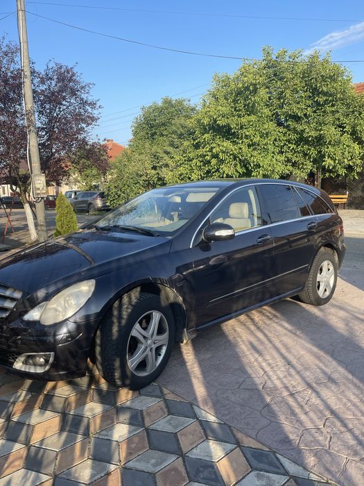 Mercedes r clas masina se afla in loc sebis merge se conduce perfect