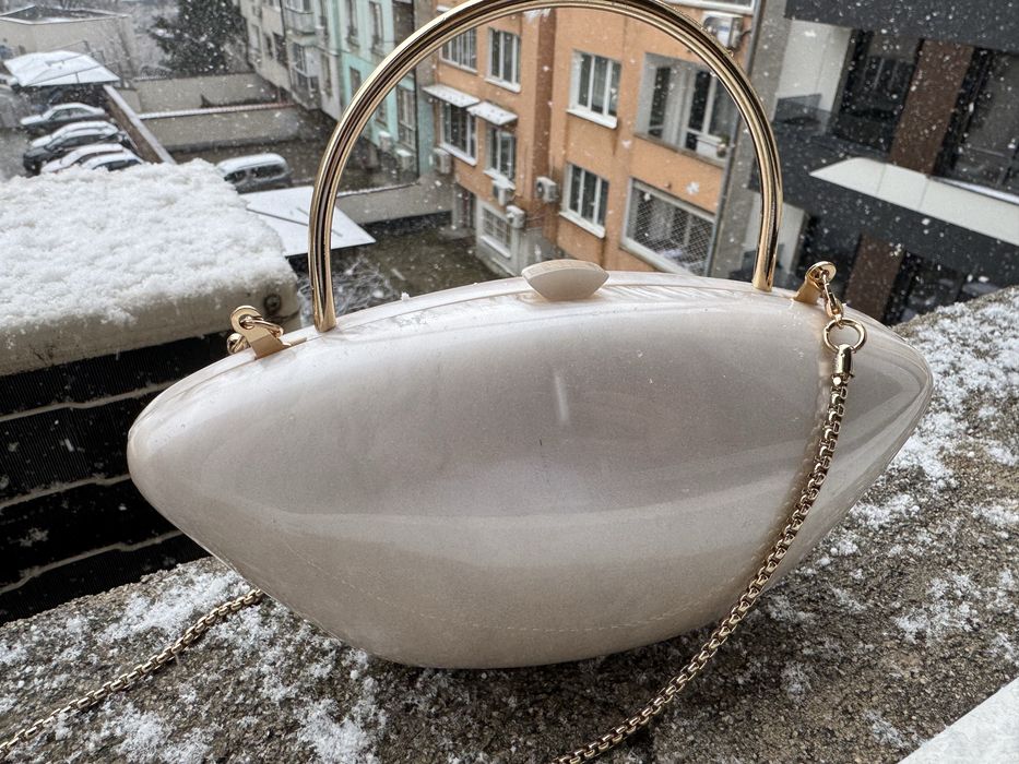 Твърда чанта с перлен ефект и златна дръжка