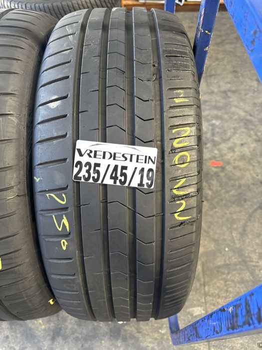 235/45/19 Vredestein