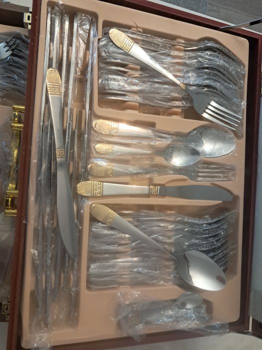 Set de tacâmuri auri arginti 84 piese de 12 persoane