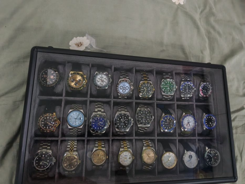 Часы обсолютно новые в комплекте с чемоданом вообщем 48  шт