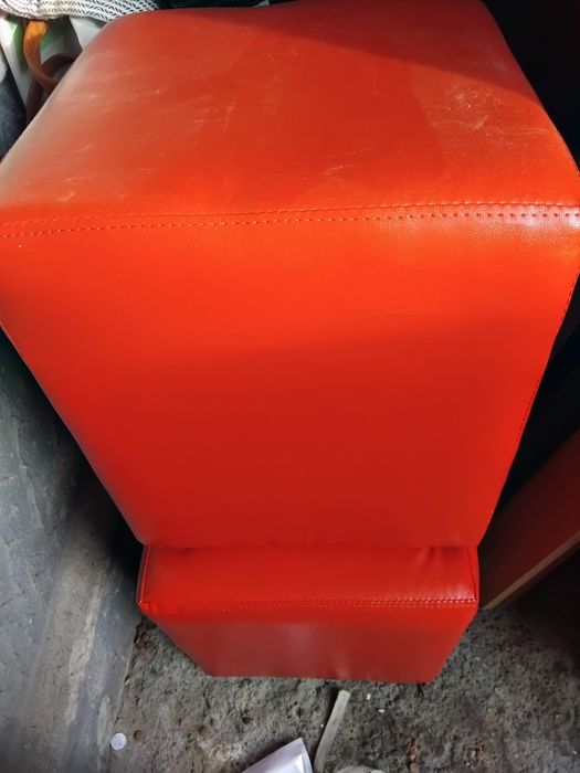 Ofer spre vânzare taburet din piele la super pret