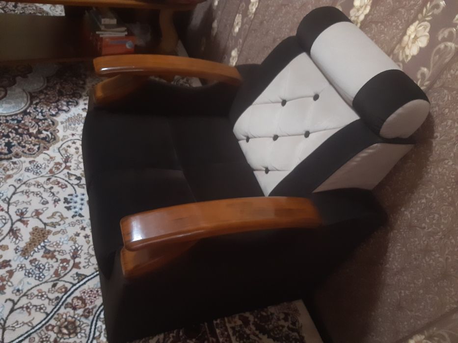 Диван иккита креслоси билан