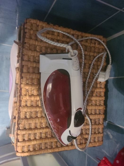 Vând fier de călcat Russell Hobbs
