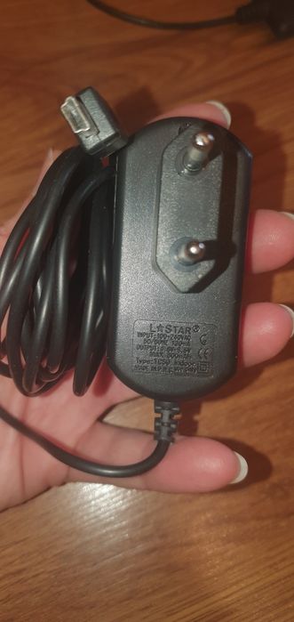 Работещи телефони, стари модели и различни зарядни устройства