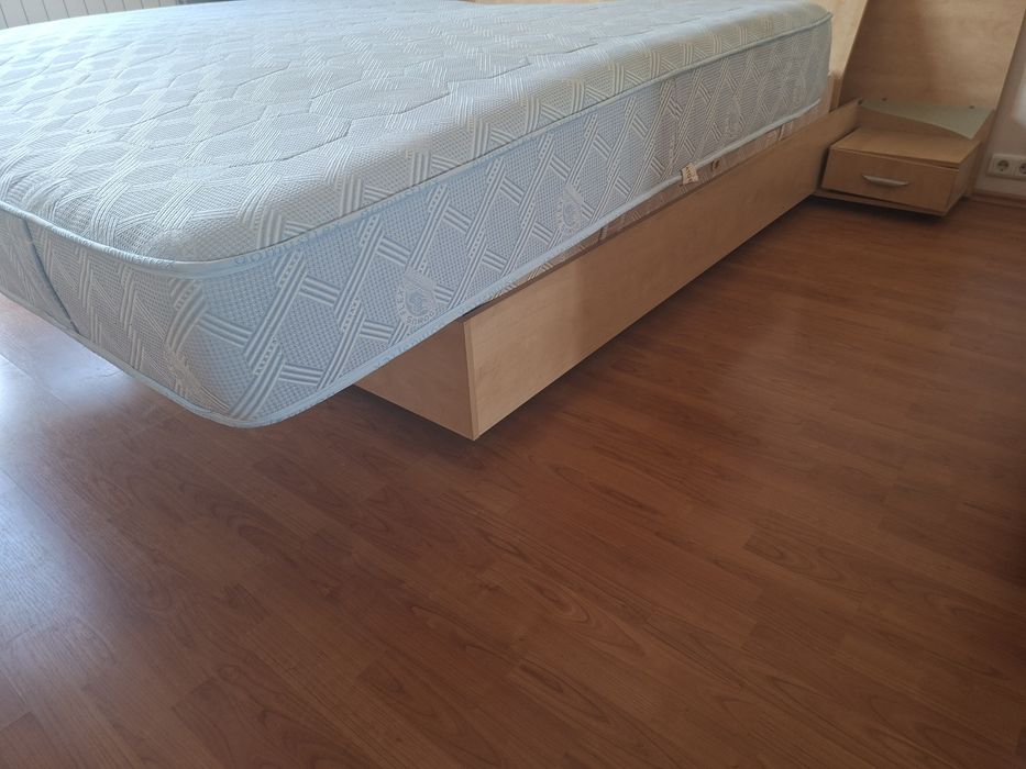 Saltea in stare foarte bună fără defecte fără probleme nu murdara nu pată 1000lei