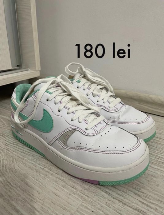Vând Adidas Nike