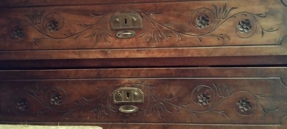 Старинен скрин с дърворезба