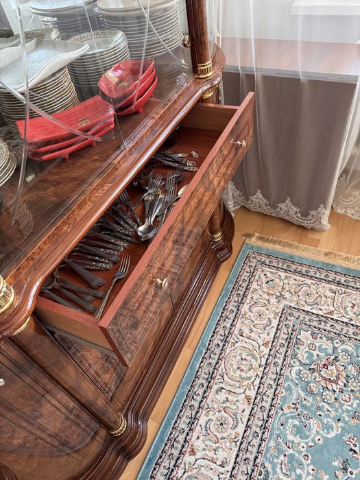 Элитная витрина для посуды