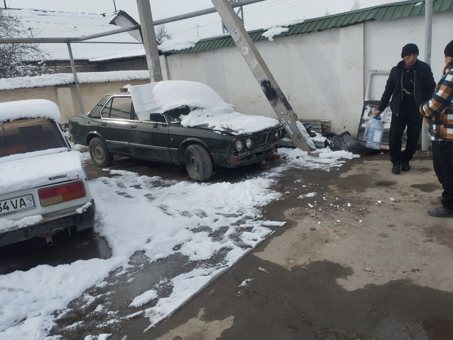 BMV 528 продам срочна передний левый двер удар