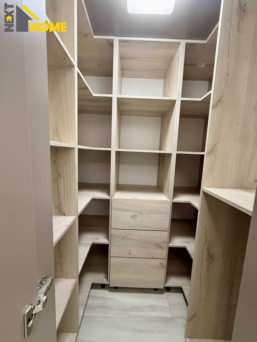 Чисто нов, напълно обзаведен тристаен апартамент с ГАРАЖ!