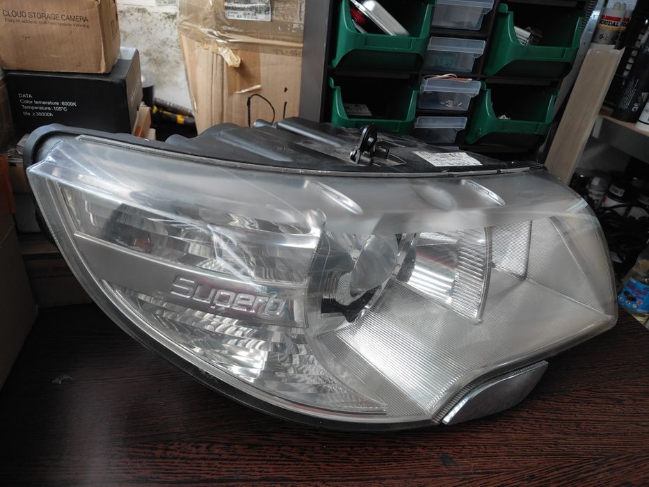 Far bi-xenon adaptiv Skoda Superb 2