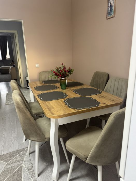 Продаётся стол и стулья в комплекте.