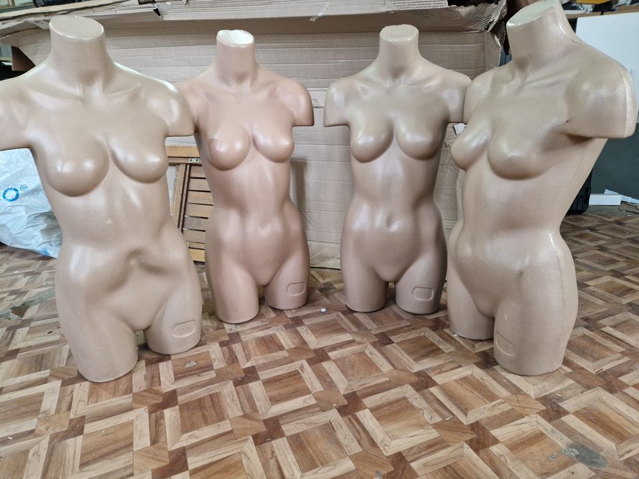 Vand pachet de 4 bucati manechine din plastic ,de dama.