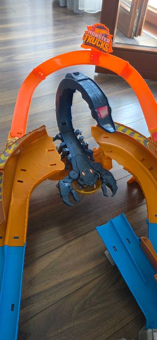 Продавам детски момчешки писти Hot Wheels