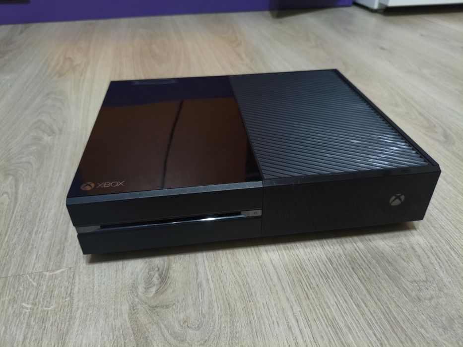 Xbox one S с геймпадами и комплектующими