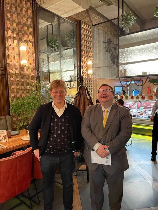 для переговоров и встреч между компаниями переводчик англ-русский