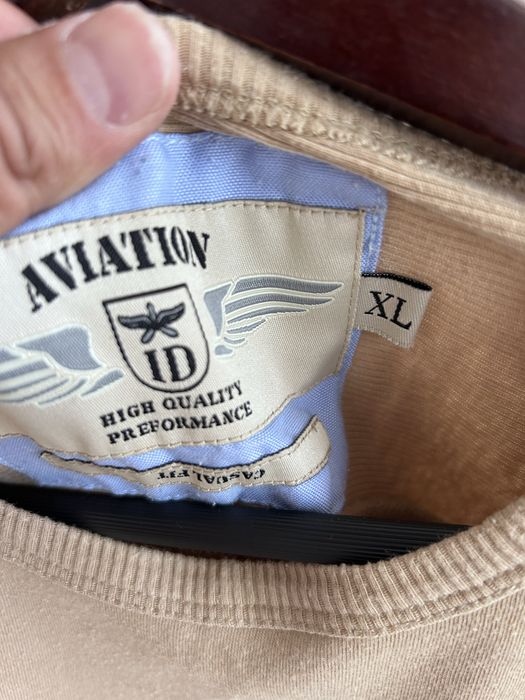 Мъжка тениска с изрязано деколте