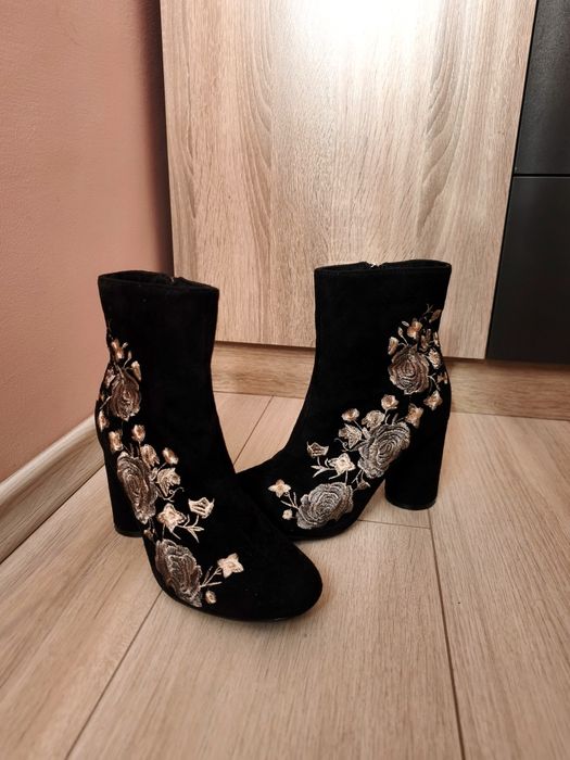 Дамски боти с дебел ток