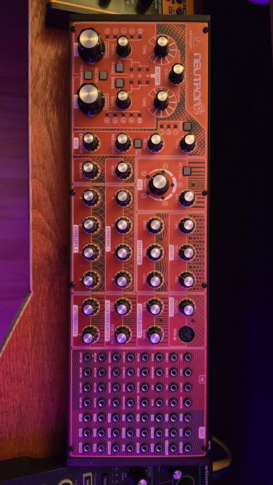Sintetizator / Synthesizer Behringer Neutron