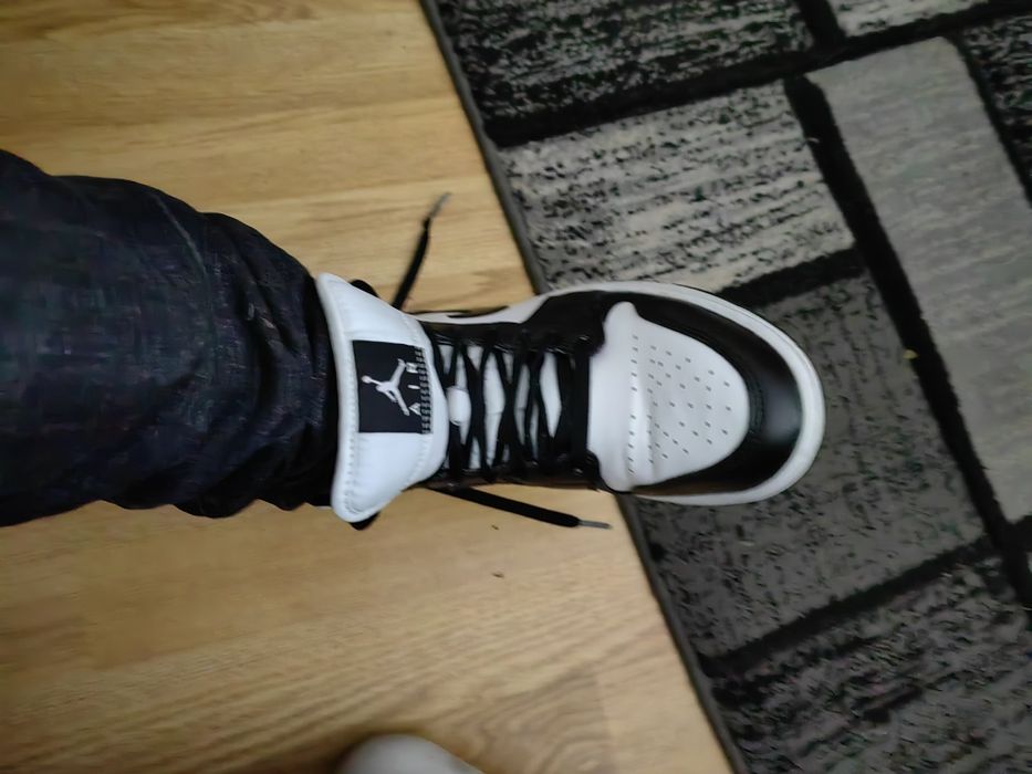 Vând jordan 1 mid