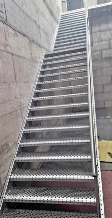 Vând scări metalice zincate, executate la comandă.
Ne deplasăm oriunde în țară.
Asigurăm transport și montaj gratuit.
Pentru măsurători, calcule și co