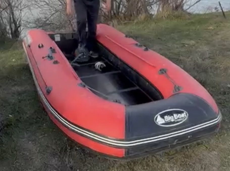 Лодка с мотором плюс еще одна лодка