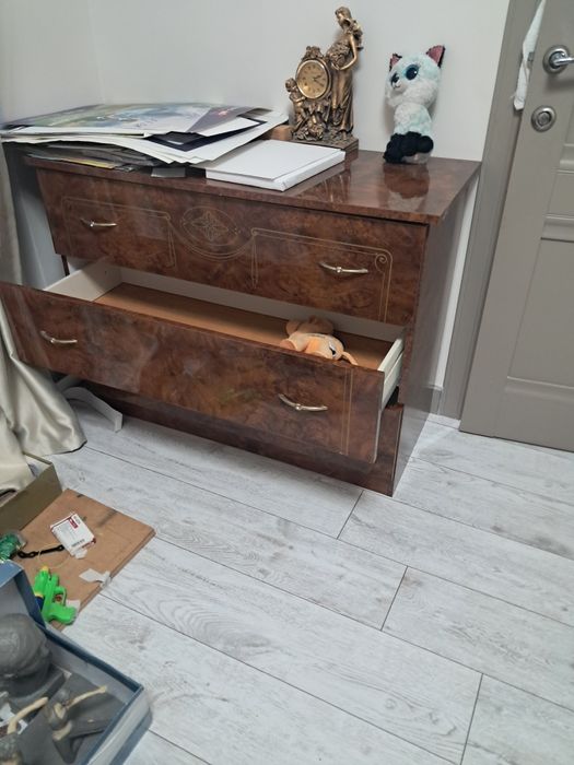 Кухонный гарнитур, тумбочка, лестница