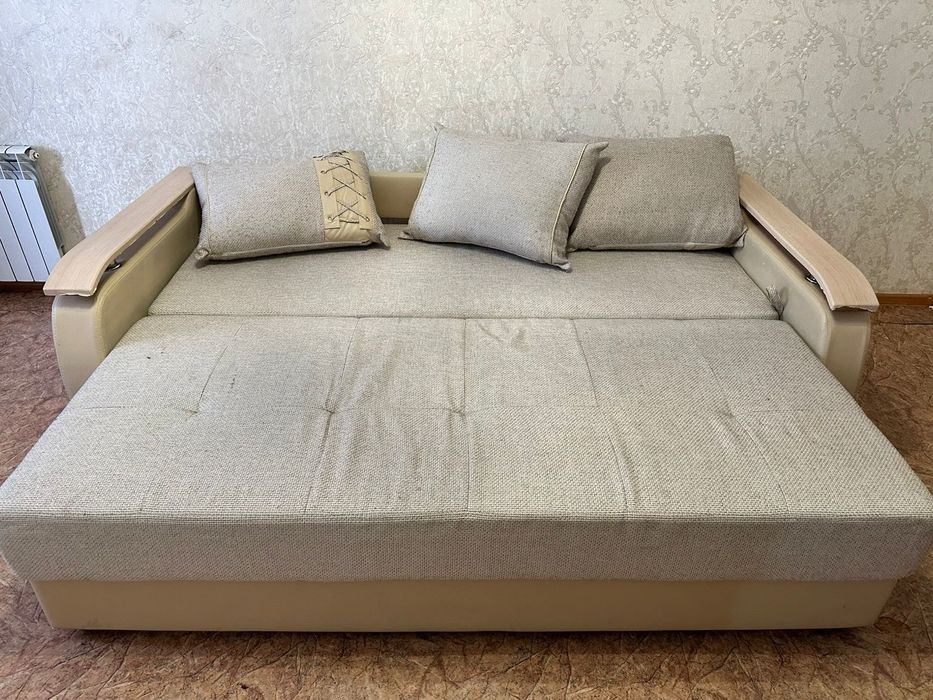 Продаётся стол и стулья и диван