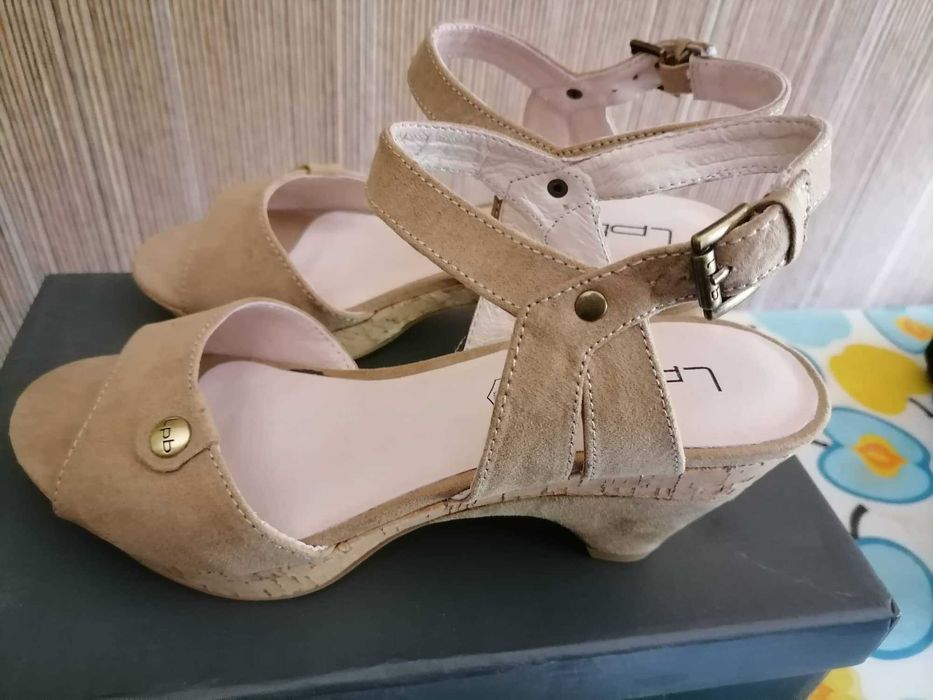 Нови дамски елегантни сандали на платформа, 38 номер