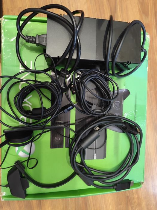 Срочно! Xbox One + 2 геймпада + игра