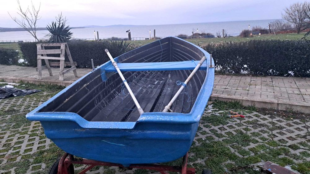 Продавам малка лодка