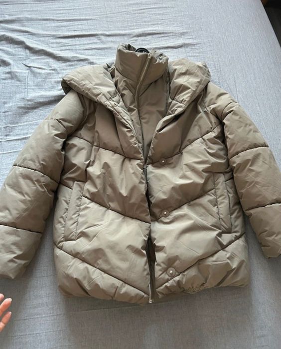 Geaca de iarna kaki potrivita pentru zilele friguroase