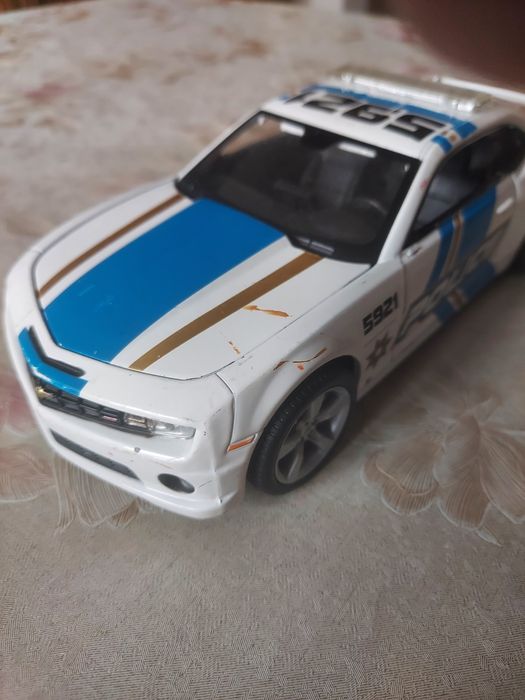 Vind masinute, doua tractoare și camaro 2010